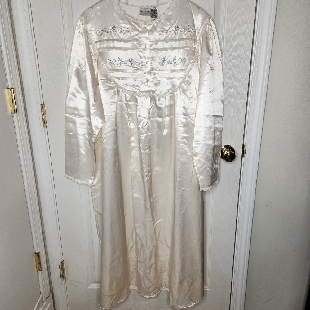 Vintage Delicates Long Nightgown Emboidered Lace NWT Size XLarge White